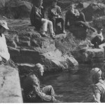 prvni ponor 18.4.71 Karhan,Standa v sohaji.jpg