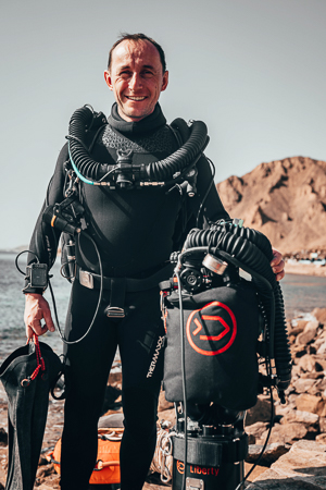 Jakub Šimánek s oběma rebreathery v Egyptě